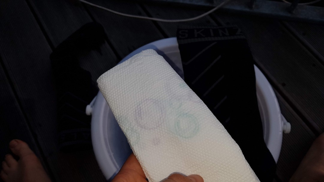 Wassertest Schritt 1: Trockenes Küchenpapier in die Socke stecken